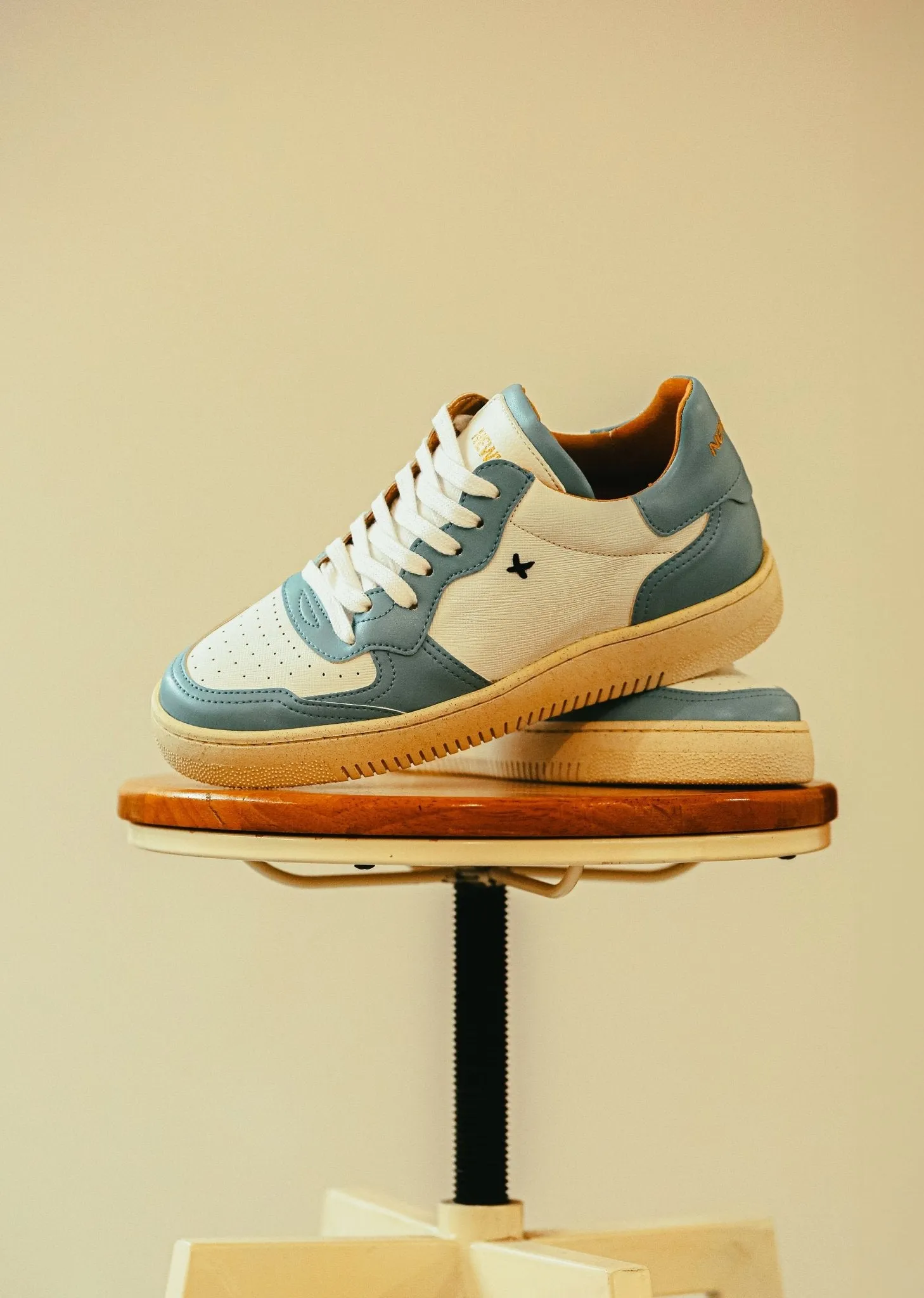 NL11 Light Blue/White